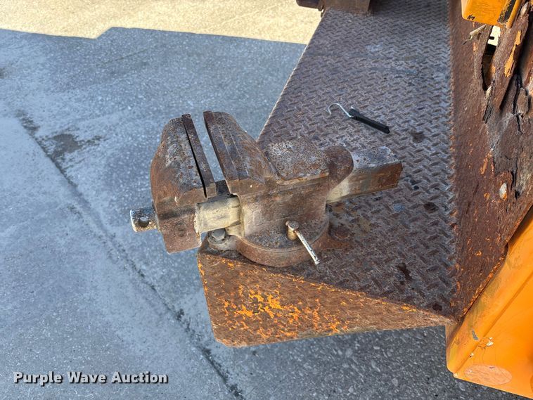 image for item EM5019 1990 International 4700 Crew Cab utility / service truck