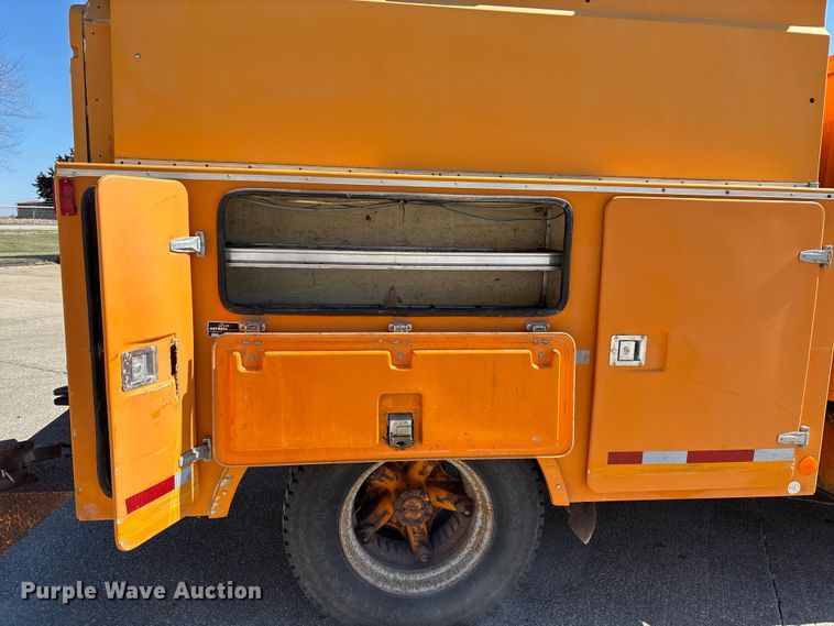 image for item EM5019 1990 International 4700 Crew Cab utility / service truck