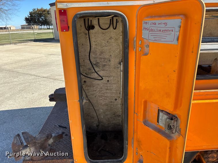 image for item EM5019 1990 International 4700 Crew Cab utility / service truck