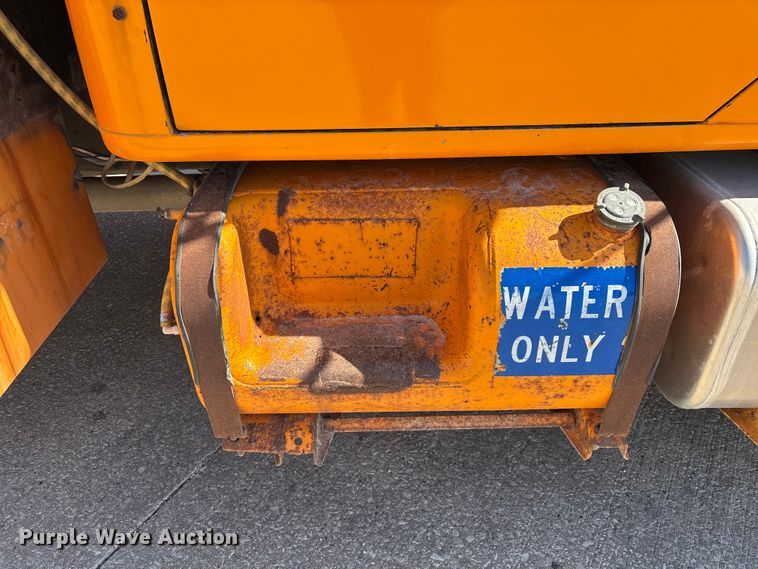 image for item EM5019 1990 International 4700 Crew Cab utility / service truck