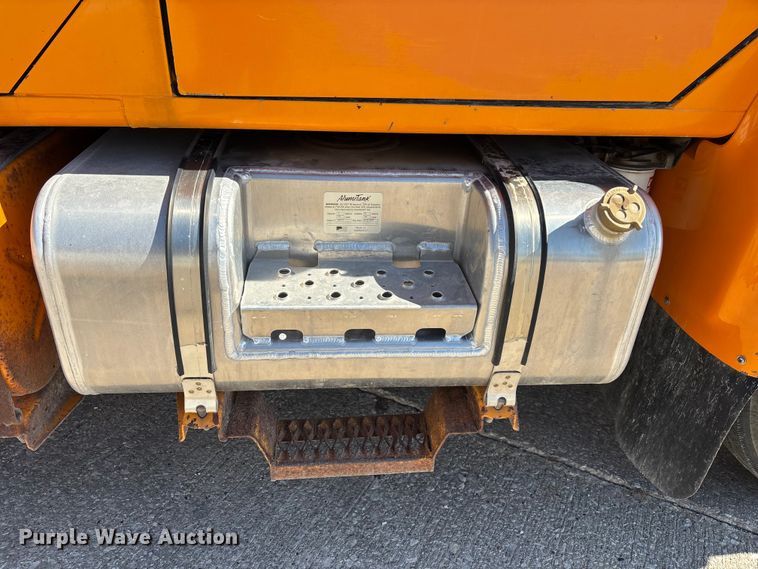 image for item EM5019 1990 International 4700 Crew Cab utility / service truck