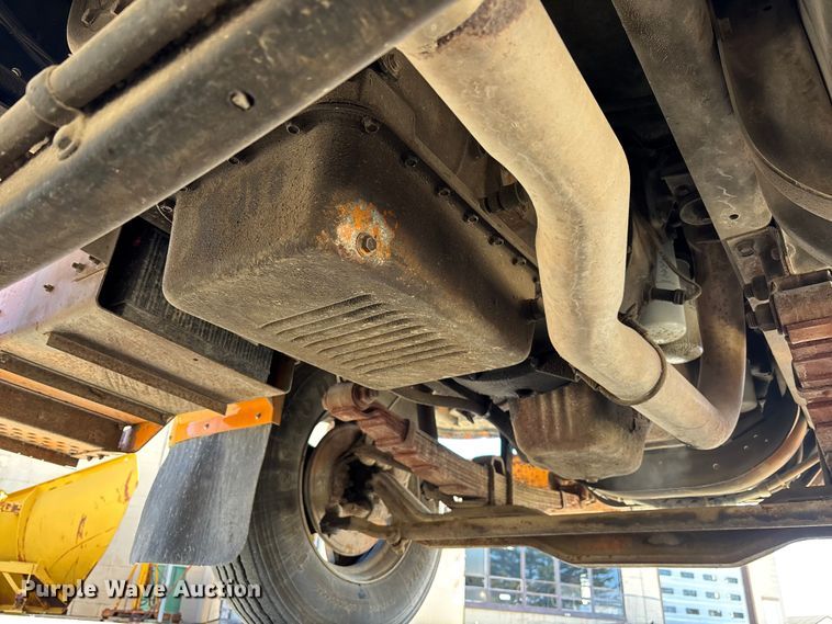 image for item EM5019 1990 International 4700 Crew Cab utility / service truck