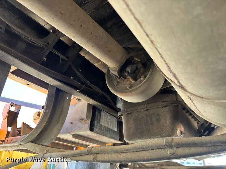 image for item EM5019 1990 International 4700 Crew Cab utility / service truck