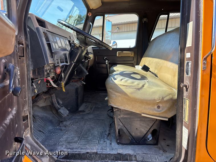 image for item EM5019 1990 International 4700 Crew Cab utility / service truck