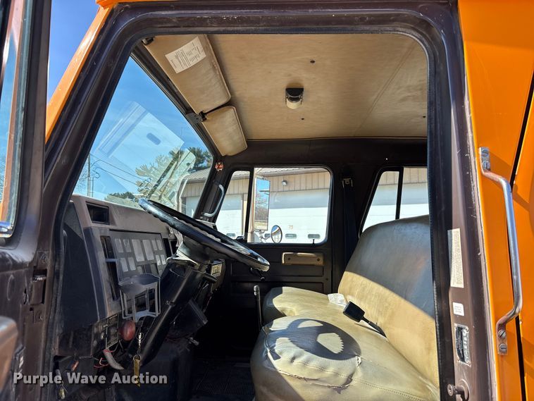image for item EM5019 1990 International 4700 Crew Cab utility / service truck