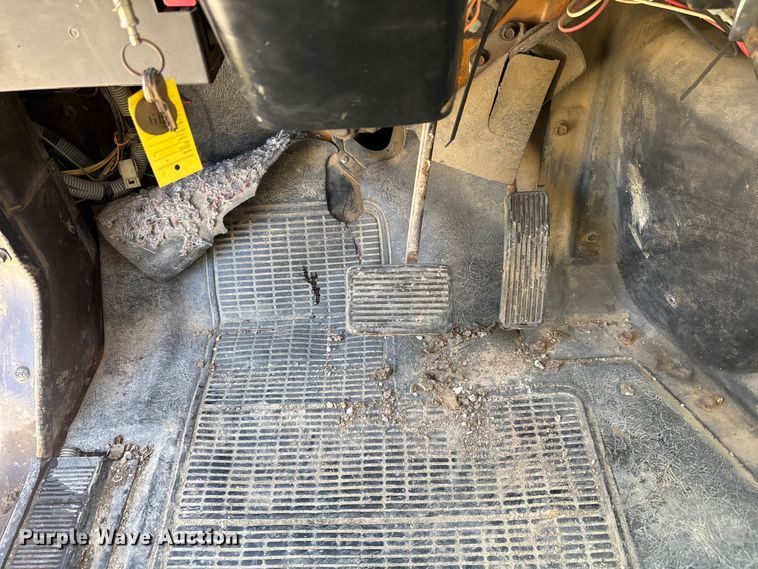 image for item EM5019 1990 International 4700 Crew Cab utility / service truck