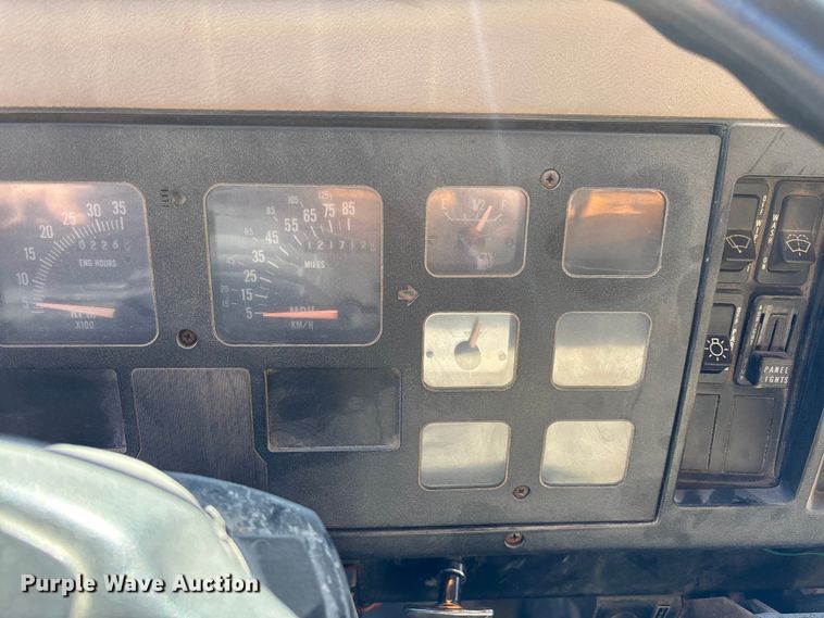 image for item EM5019 1990 International 4700 Crew Cab utility / service truck