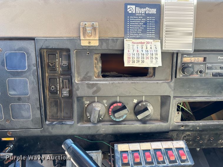 image for item EM5019 1990 International 4700 Crew Cab utility / service truck