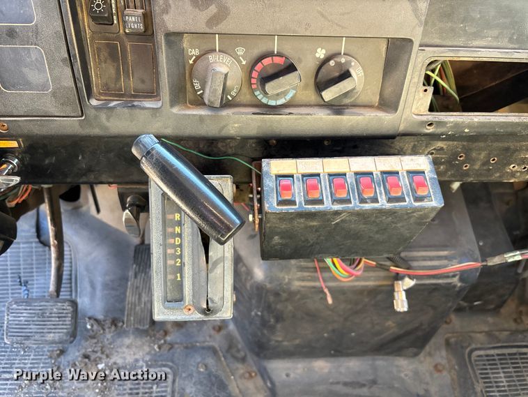 image for item EM5019 1990 International 4700 Crew Cab utility / service truck