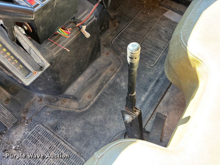 image for item EM5019 1990 International 4700 Crew Cab utility / service truck