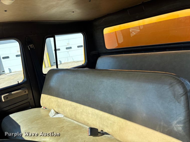 image for item EM5019 1990 International 4700 Crew Cab utility / service truck