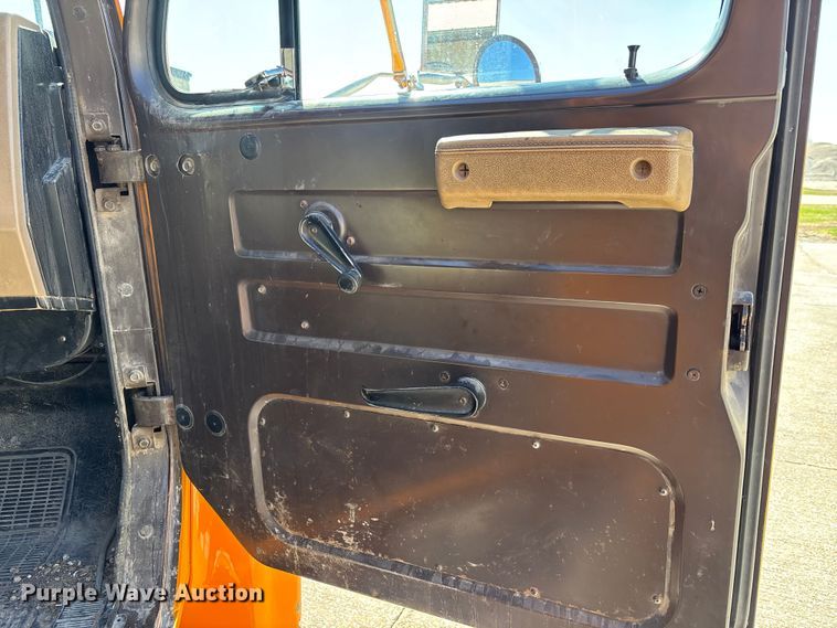 image for item EM5019 1990 International 4700 Crew Cab utility / service truck