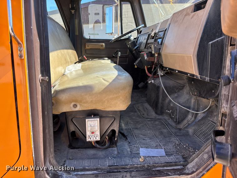 image for item EM5019 1990 International 4700 Crew Cab utility / service truck