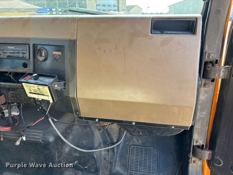 image for item EM5019 1990 International 4700 Crew Cab utility / service truck