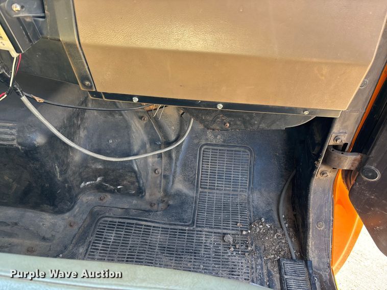 image for item EM5019 1990 International 4700 Crew Cab utility / service truck