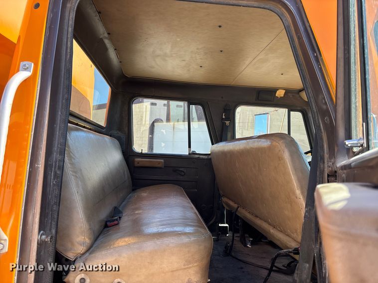 image for item EM5019 1990 International 4700 Crew Cab utility / service truck