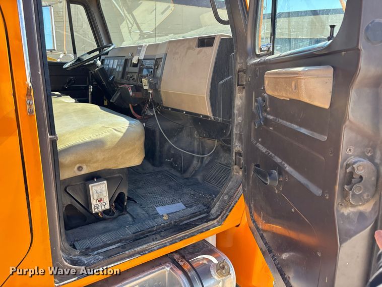 image for item EM5019 1990 International 4700 Crew Cab utility / service truck