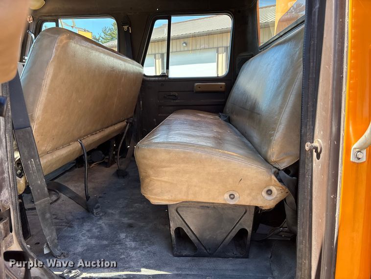 image for item EM5019 1990 International 4700 Crew Cab utility / service truck