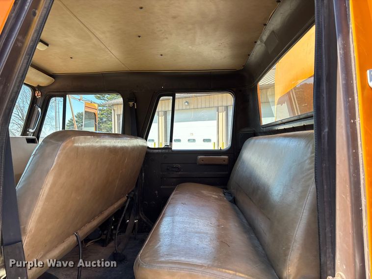 image for item EM5019 1990 International 4700 Crew Cab utility / service truck