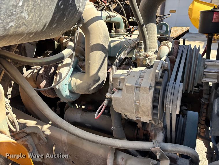 image for item EM5019 1990 International 4700 Crew Cab utility / service truck