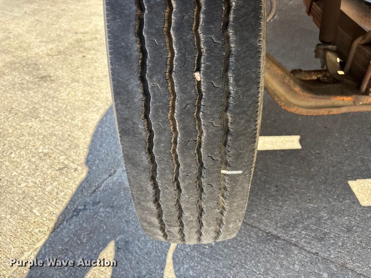 image for item EM5019 1990 International 4700 Crew Cab utility / service truck