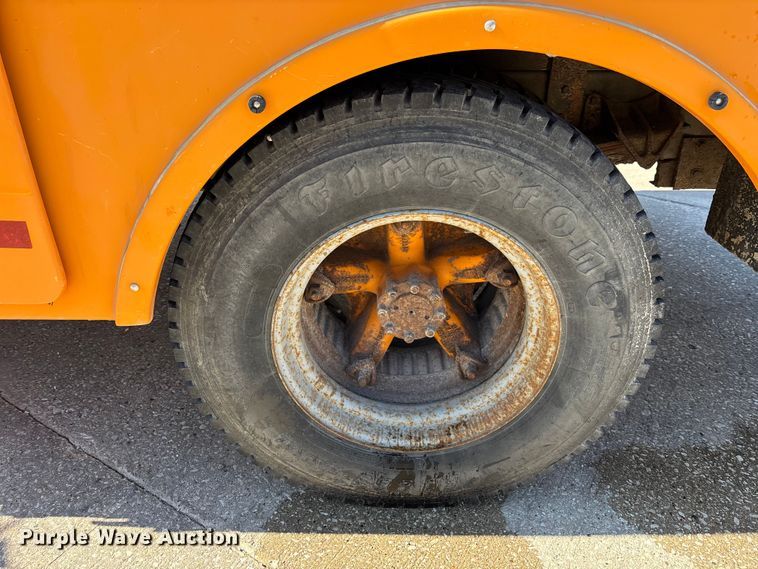 image for item EM5019 1990 International 4700 Crew Cab utility / service truck