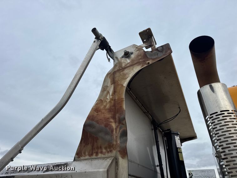 image for item EN0899 2016 International 7500 dump truck