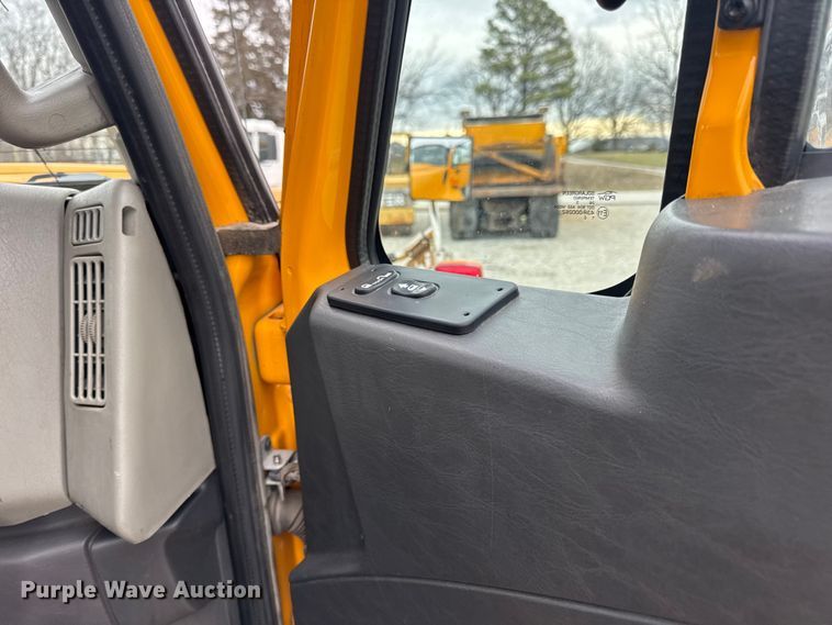 image for item EN0899 2016 International 7500 dump truck