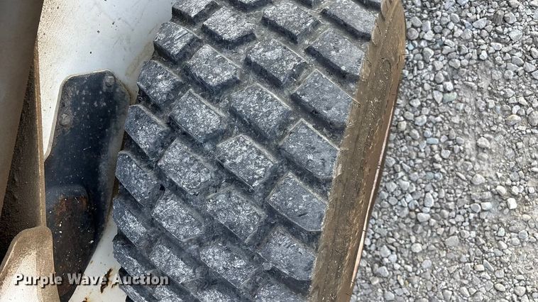 image for item EN5994 1999 Bobcat 863 skid steer loader