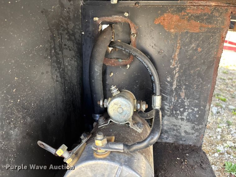 image for item EN6000 DewEze 470 Flatbed Recessed Well hydraulic bale bed