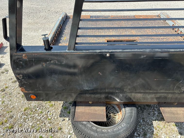 image for item EN6000 DewEze 470 Flatbed Recessed Well hydraulic bale bed