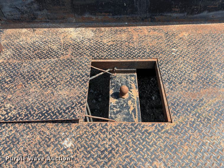 image for item EN6000 DewEze 470 Flatbed Recessed Well hydraulic bale bed