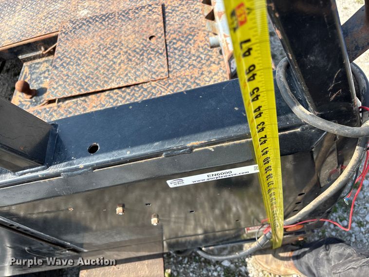 image for item EN6000 DewEze 470 Flatbed Recessed Well hydraulic bale bed