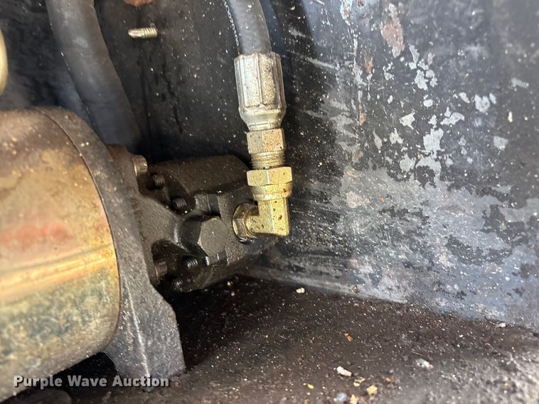 image for item EN6000 DewEze 470 Flatbed Recessed Well hydraulic bale bed