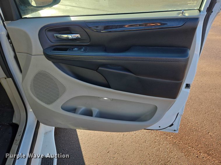 image for item ES2964 2014 Dodge Grand Caravan handicap accessible van