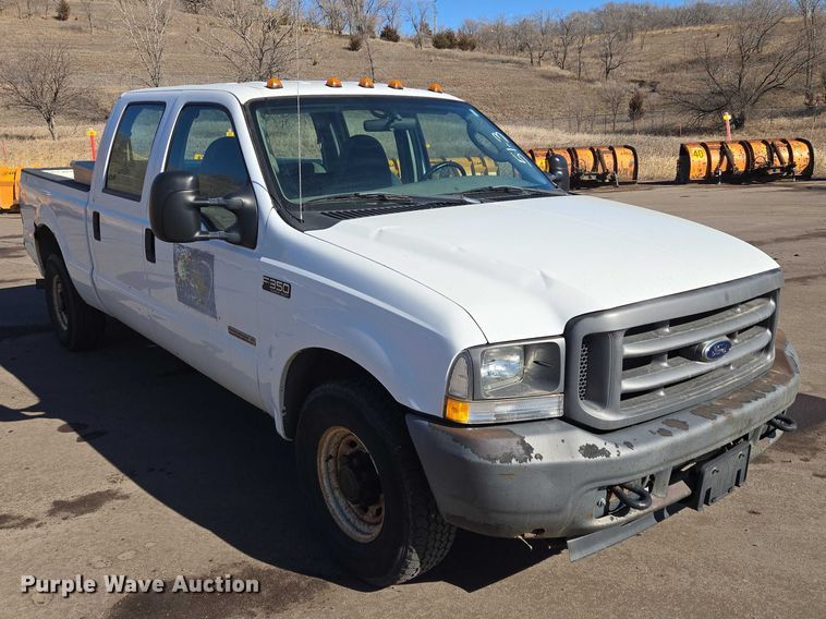image for item ES2970 2004 Ford F350 Super Duty Crew Cab pickup truck