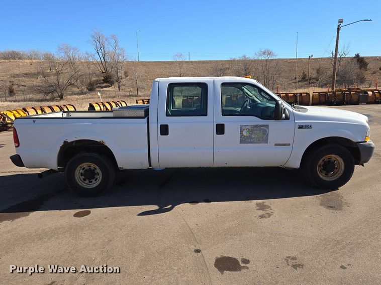 image for item ES2970 2004 Ford F350 Super Duty Crew Cab pickup truck