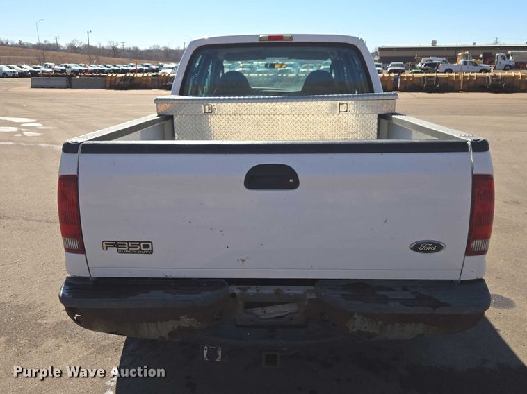 image for item ES2970 2004 Ford F350 Super Duty Crew Cab pickup truck