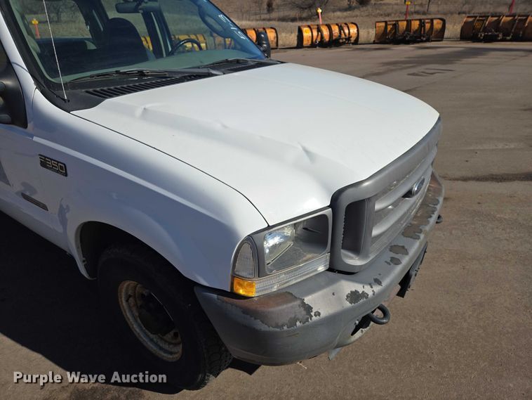 image for item ES2970 2004 Ford F350 Super Duty Crew Cab pickup truck