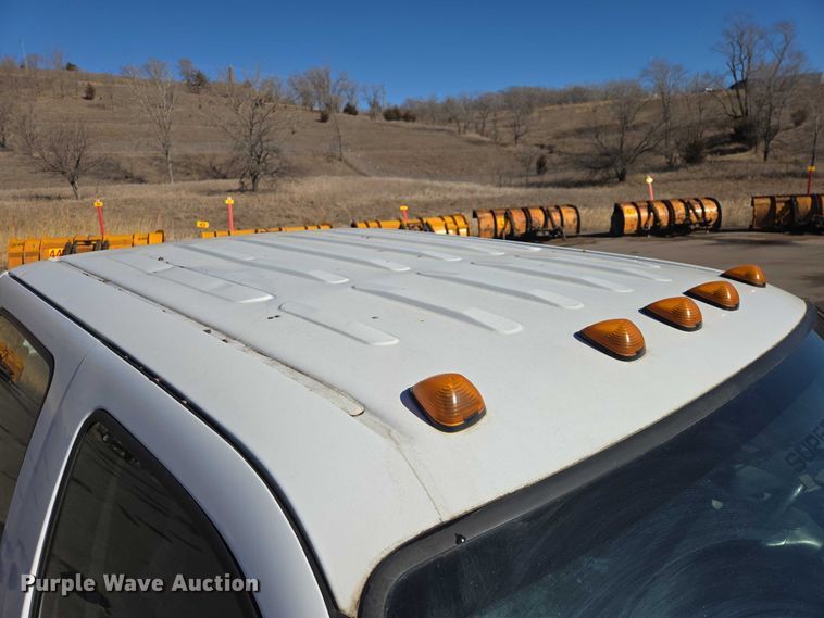 image for item ES2970 2004 Ford F350 Super Duty Crew Cab pickup truck