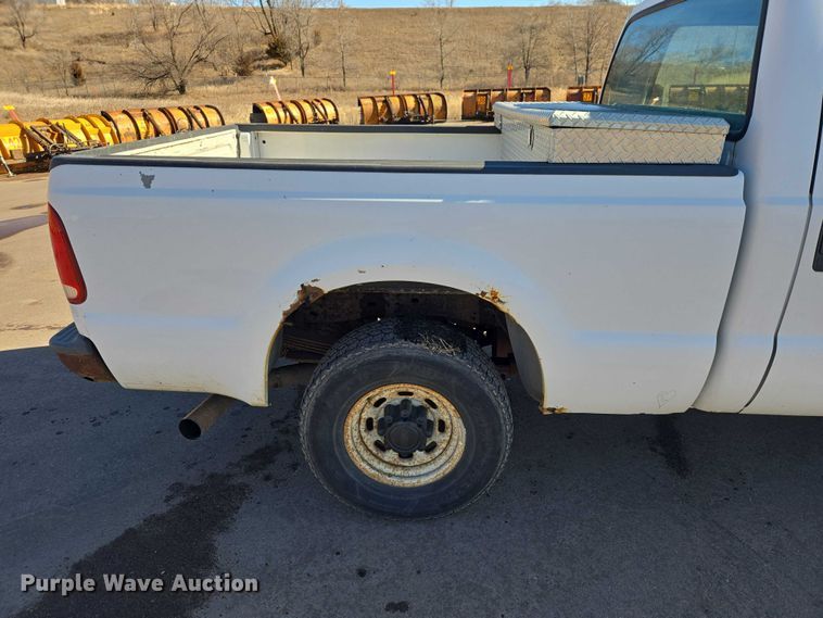 image for item ES2970 2004 Ford F350 Super Duty Crew Cab pickup truck