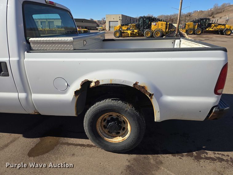 image for item ES2970 2004 Ford F350 Super Duty Crew Cab pickup truck