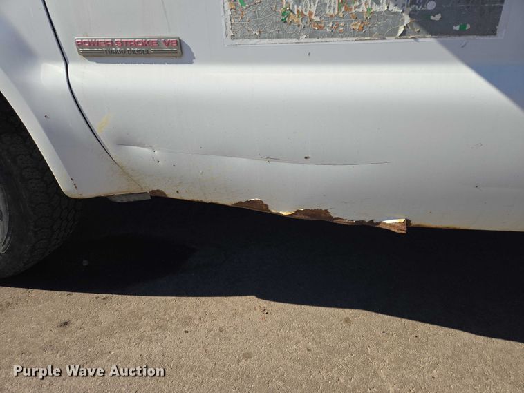 image for item ES2970 2004 Ford F350 Super Duty Crew Cab pickup truck