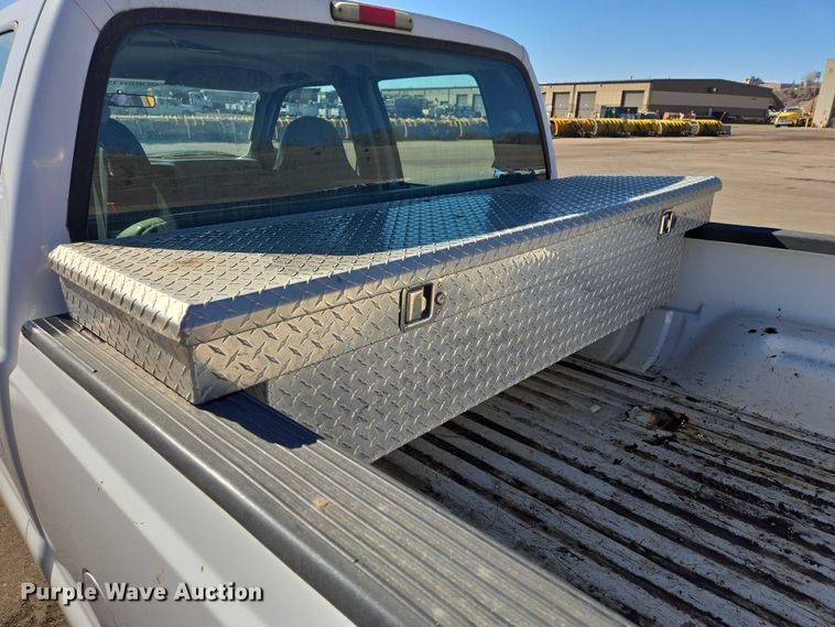 image for item ES2970 2004 Ford F350 Super Duty Crew Cab pickup truck