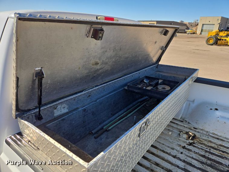 image for item ES2970 2004 Ford F350 Super Duty Crew Cab pickup truck