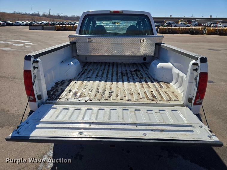 image for item ES2970 2004 Ford F350 Super Duty Crew Cab pickup truck