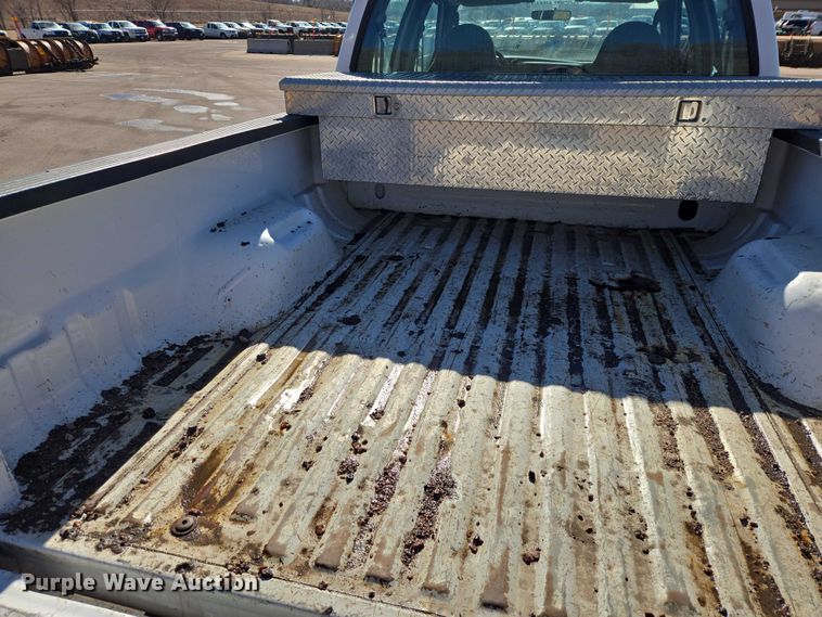 image for item ES2970 2004 Ford F350 Super Duty Crew Cab pickup truck