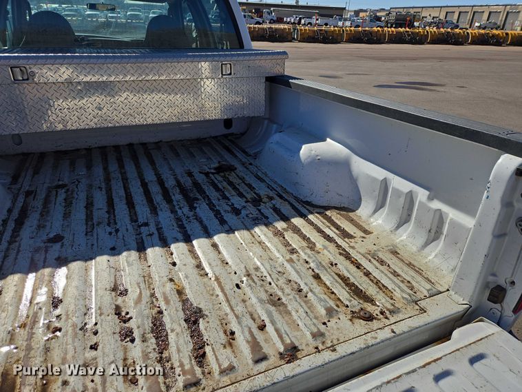 image for item ES2970 2004 Ford F350 Super Duty Crew Cab pickup truck