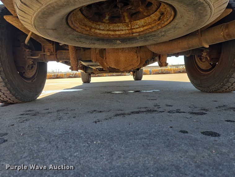 image for item ES2970 2004 Ford F350 Super Duty Crew Cab pickup truck