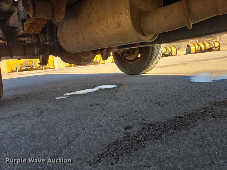 image for item ES2970 2004 Ford F350 Super Duty Crew Cab pickup truck